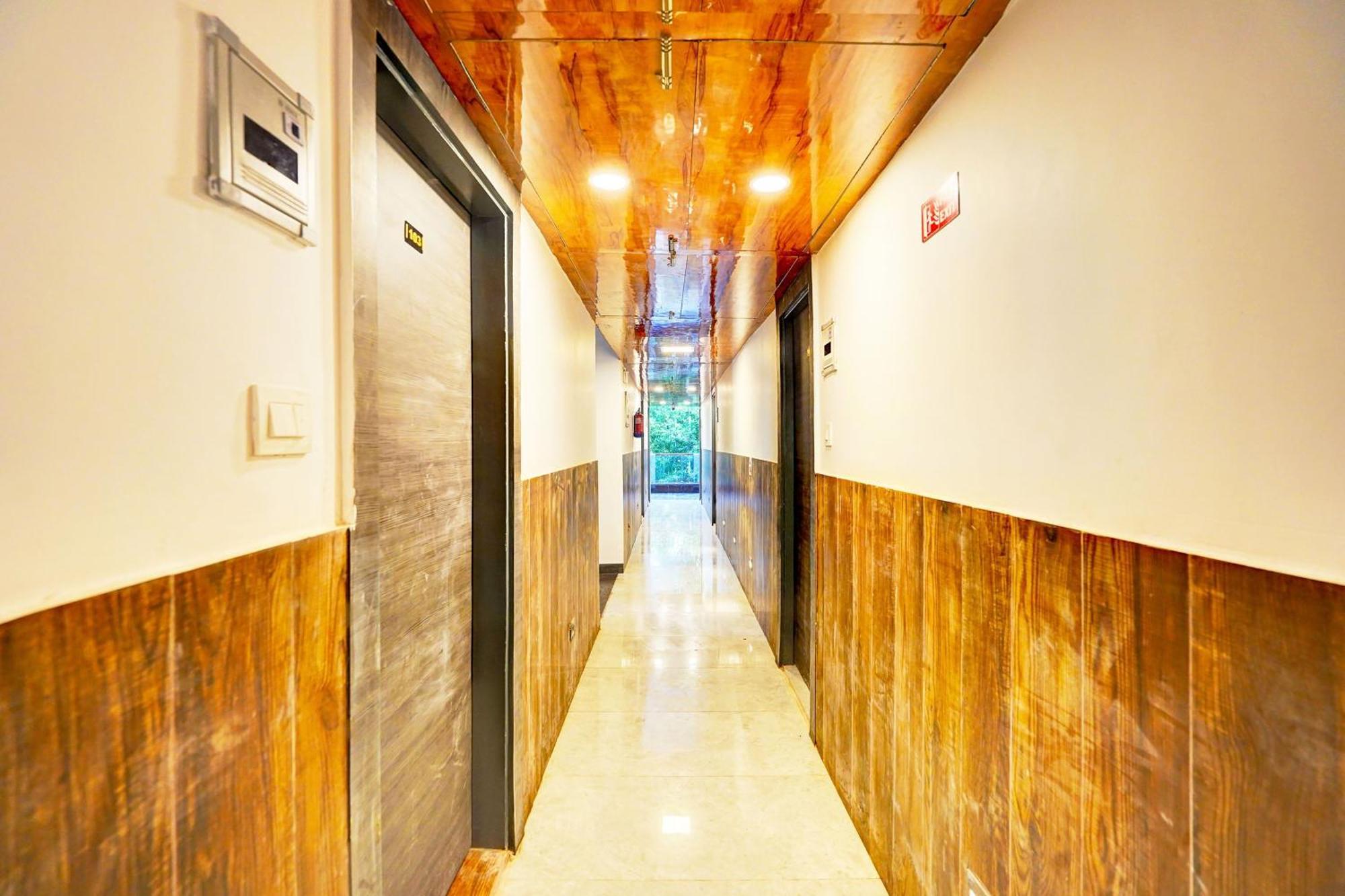 Super Townhouse Sector 104 Noida Hotel Exterior photo