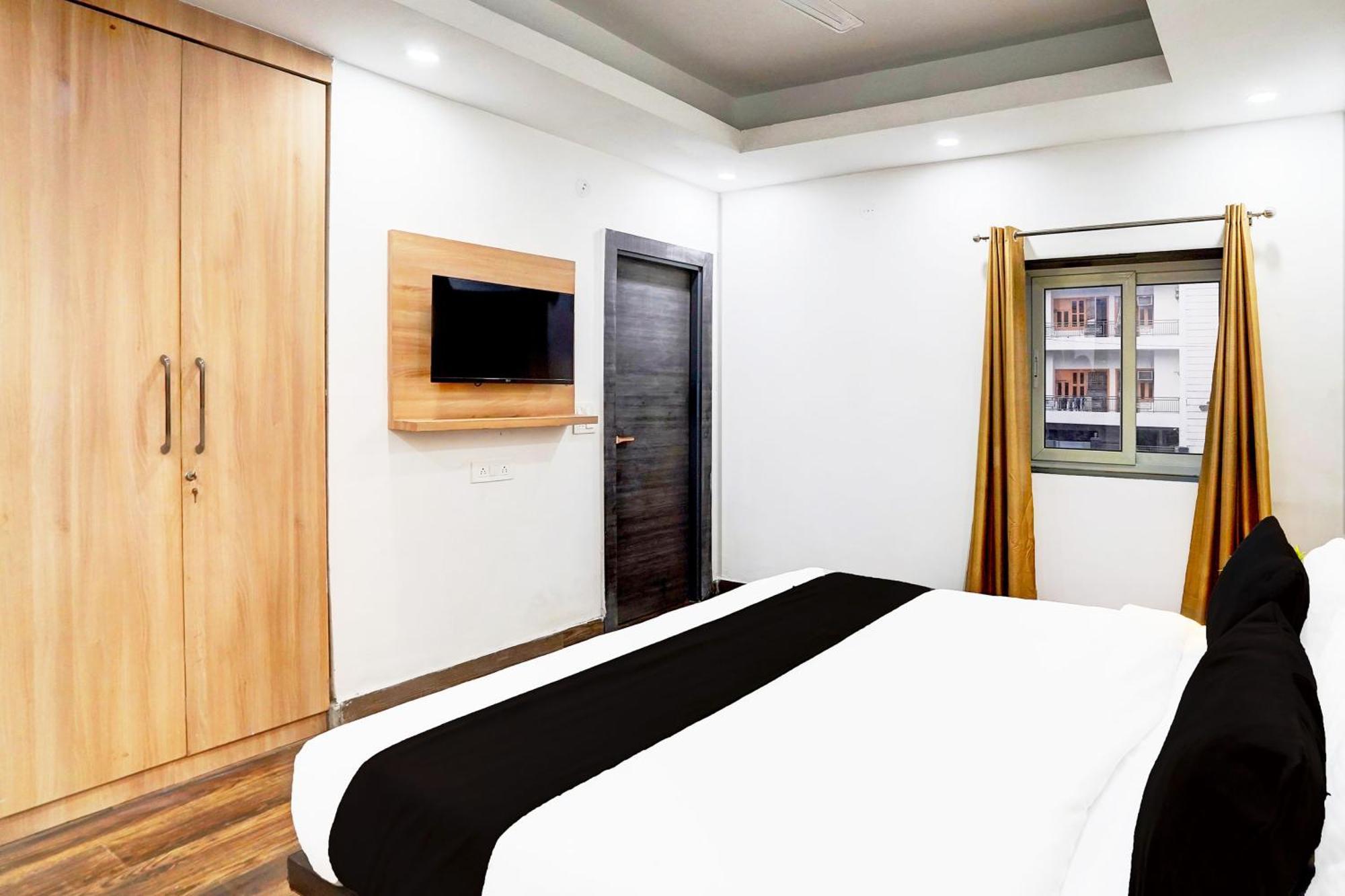 Super Townhouse Sector 104 Noida Hotel Exterior photo